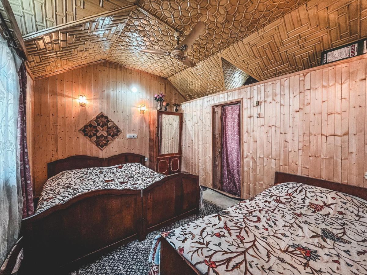 Golden Hopes Group Of Houseboats Hotell Srīnagar Exteriör bild