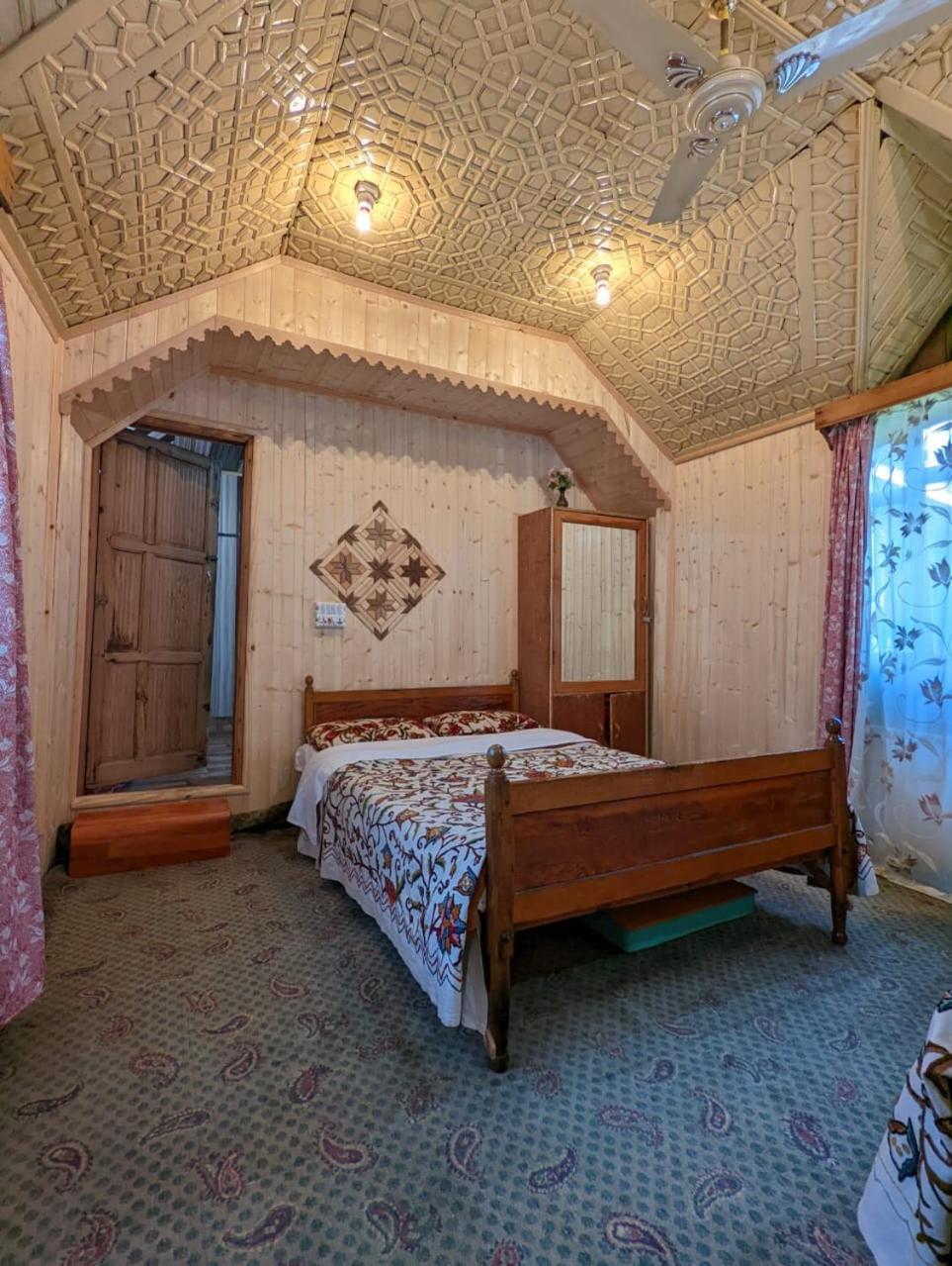 Golden Hopes Group Of Houseboats Hotell Srīnagar Exteriör bild