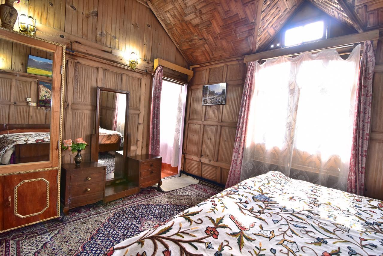 Golden Hopes Group Of Houseboats Hotell Srīnagar Exteriör bild