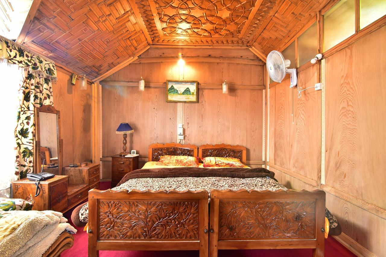 Golden Hopes Group Of Houseboats Hotell Srīnagar Exteriör bild